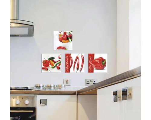 Mehrteiliges Wandbild mit Chili Motiven in einer Küche