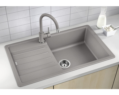 Graue Küchenspüle mit Abtropffläche und Armatur