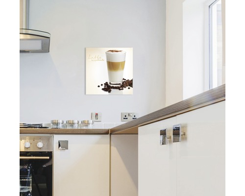Küchenszene mit einem Wandbild von Latte Macchiato und Kaffeebohnen
