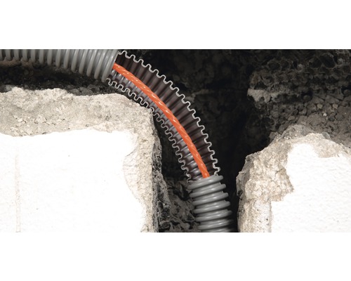 Graues Elektroinstallationsrohr mit Kabel in Wand