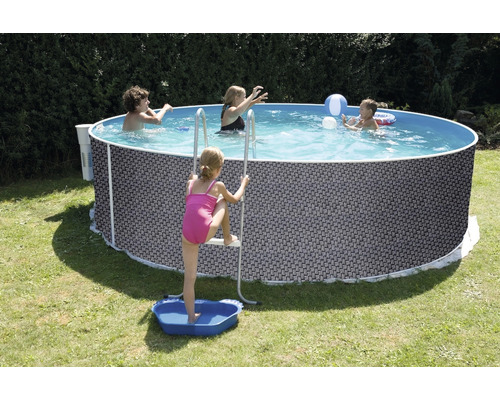 Aufstellpool mit Poolleiter und spielenden Kindern im Garten