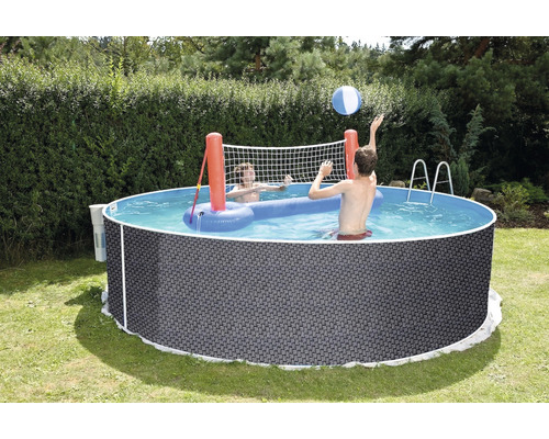 Rundes Schwimmbecken mit spielenden Personen und aufblasbarem Volleyballnetz im Garten