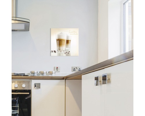 Dekoration mit einem Bild von Latte Macchiato in einer Küche