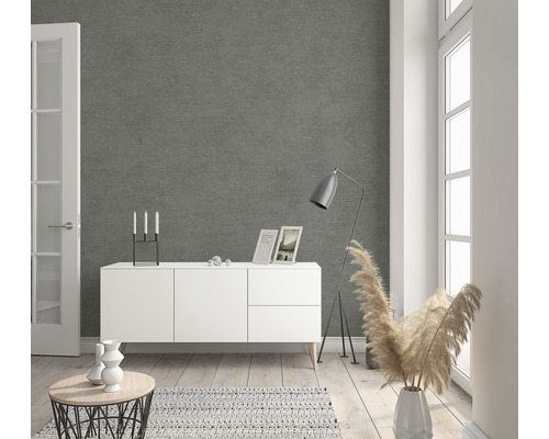 Wohnzimmer mit grauer Struktur-Tapete, weißem Sideboard und dekorativen Elementen