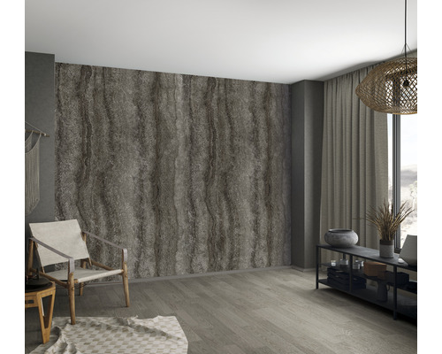 Modernes Wohnzimmer mit Wandpaneelen in Steinoptik, Sessel und Dekoration