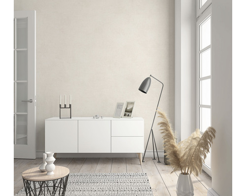 Modernes Wohnzimmer mit Sideboard, Stehlampe und dekorativen Elementen