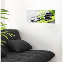 Dekorative Glasbild mit Zen-Motiv über einem Sofa