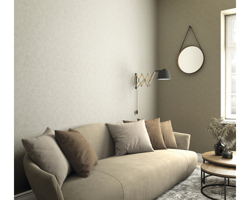 Wohnzimmer mit Tapete, Sofa, Lampe und Spiegel