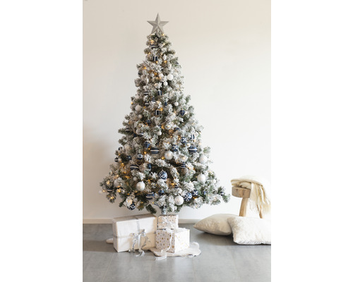 Geschmückter Weihnachtsbaum mit Sternspitze, Christbaumkugeln und Geschenken