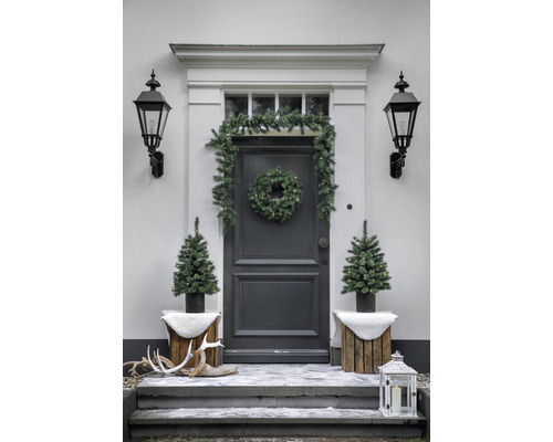 Eingangsbereich mit Weihnachtsschmuck: Türkranz, Girlande, Tannenbäume, Laterne und Geweih