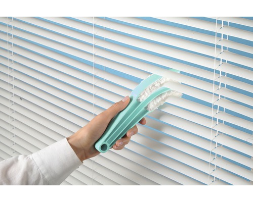 Reinigung einer Jalousie mit einem Lamellenreiniger