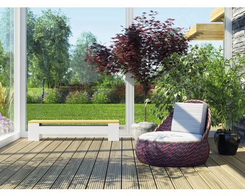 Terrasse mit Sitzgelegenheit, Bank und Pflanzen