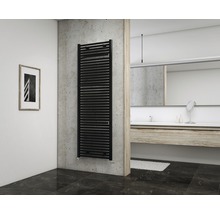 Modernes Badezimmer mit schwarzem Handtuchwärmer an der Wand