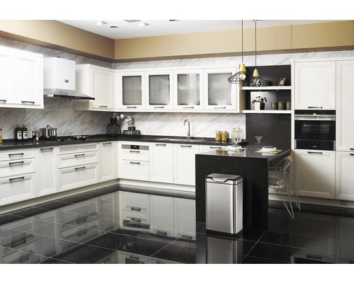 Helle Küche mit Küchenschränken, Kücheninsel und Mülleimer