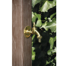 Wasserhahn aus Messing für den Garten an einer Holzwand