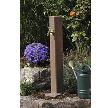 Gartenszene mit Wasserzapfsäule aus Holz und Messinghahn