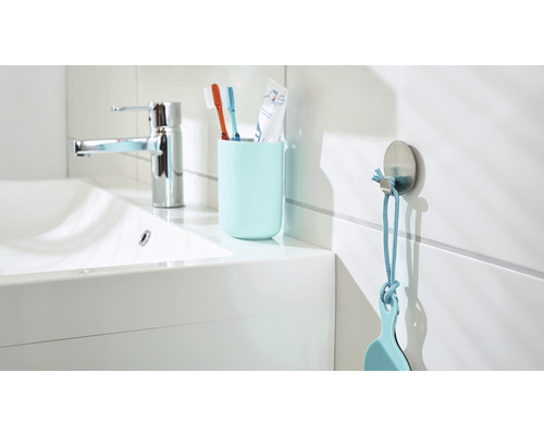 Badezimmer Waschbecken mit Armatur, Zahnputzbecher mit Zahnbürsten und Haken mit Badutensil