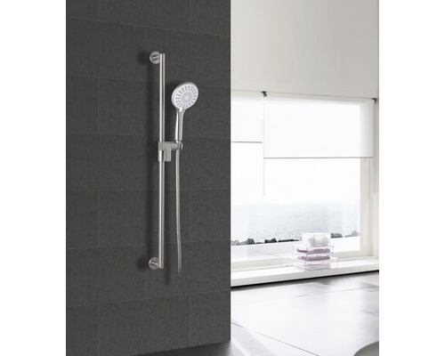Duschstange mit Handbrause im Badezimmer