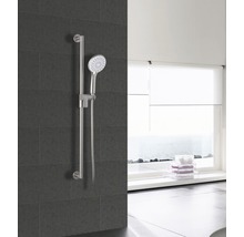 Duschset mit Brausestange an gefliester Wand im Badezimmer