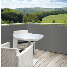 Balkon mit Sichtschutz, Tisch und Stühlen für den Außenbereich