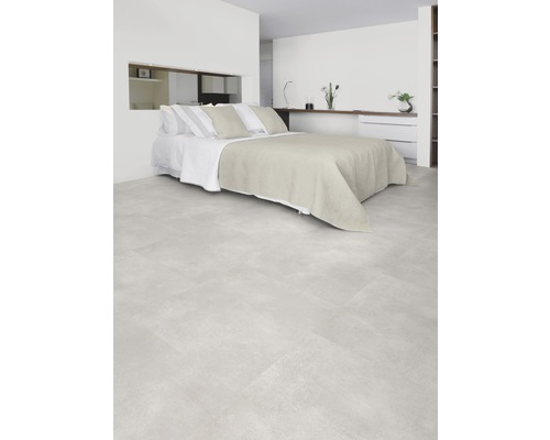 Schlafzimmer mit Bett und hellgrauem Bodenbelag