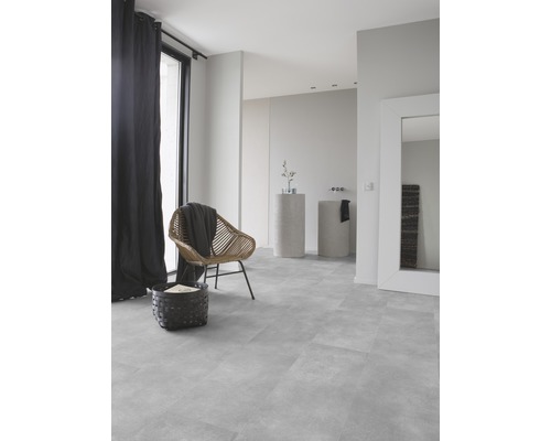 Heller Raum mit Designboden, Sessel und Dekoration