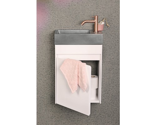 Waschtisch mit Betonwaschbecken, Armatur und offenem Schrank mit Handtuch und Toilettenpapier
