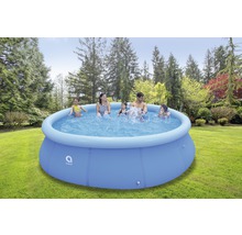 Aufblasbarer Pool mit spielenden Personen im Garten.