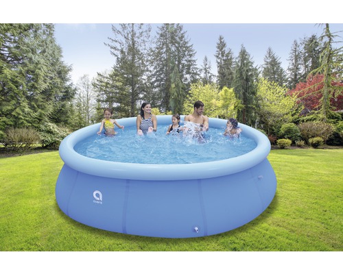 Aufblasbarer Pool mit spielenden Personen im Garten.