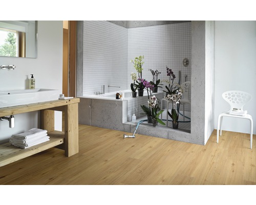 Badezimmer mit Badewanne, Waschtisch und Holzboden