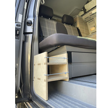 Innenraum eines Vans mit einer Holzstufenleiter vor einem Sitz