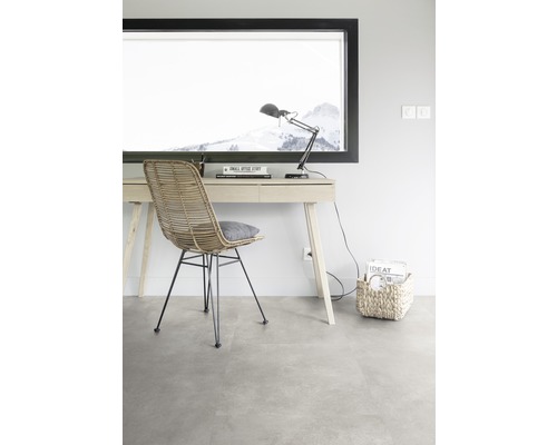 Arbeitszimmer mit Schreibtisch, Stuhl, Lampe und Fenster mit Bergblick