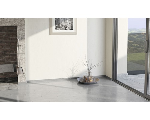 Innenraum mit Kamin, Dekoration und Schiebetür zum Außenbereich