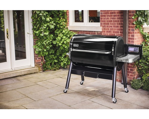 Schwarzer Pelletgrill auf einer Terrasse