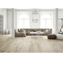 Heller Wohnraum mit Holzboden, Sofa, Tisch und Dekoration