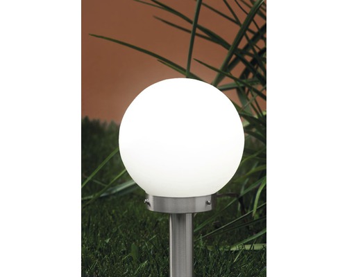 Gartenleuchte mit kugelförmigem Lampenschirm aus Metall