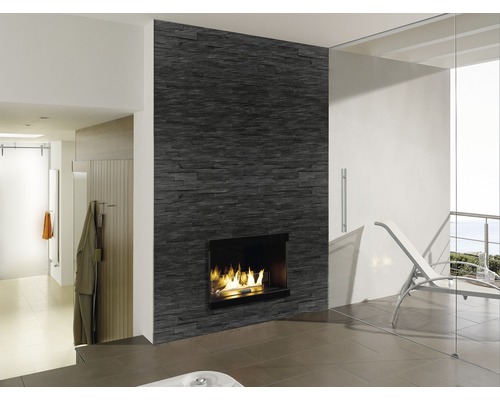 Modernes Badezimmer mit Steinwand, Kamin und Liege