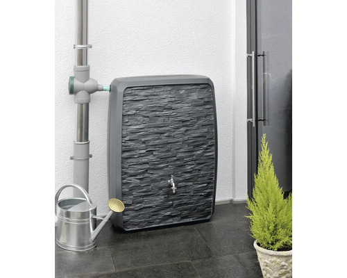 Grauer Regenspeicher mit Wasserhahn, Regenrohranschluss und silberner Gießkanne