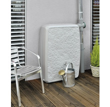 Regentonne aus Kunststoff mit Wasserhahn neben einer Gießkanne und einem Stuhl