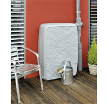 Wassertank mit Wasserhahn, Gießkanne und Gartenstuhl auf einer Terrasse