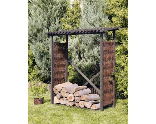 Holzlager mit Brennholz im Garten