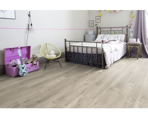 Kinderzimmer mit hellem Holzboden, Bett und Spielzeugkiste