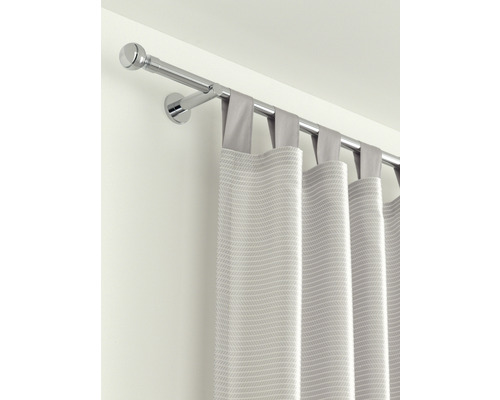 Gardinenstange aus Metall mit Vorhang