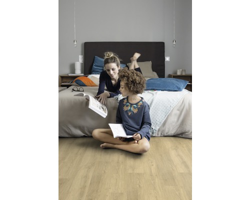 Helles Schlafzimmer mit Laminatboden und zwei Frauen beim Lesen