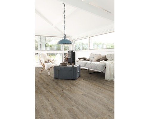 Heller Raum mit Laminatboden, Sofa, Sessel und Lampe