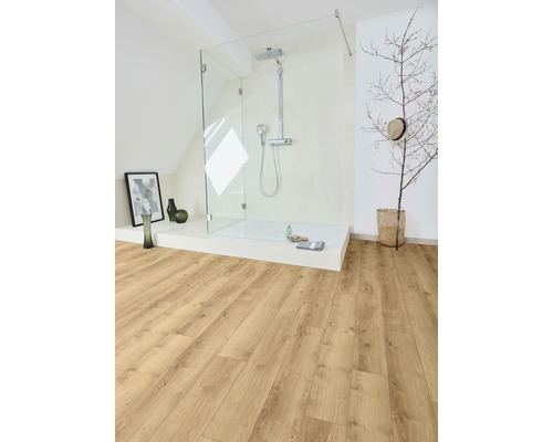 Modernes Badezimmer mit Duschkabine, Holzfußboden und minimalistischer Dekoration