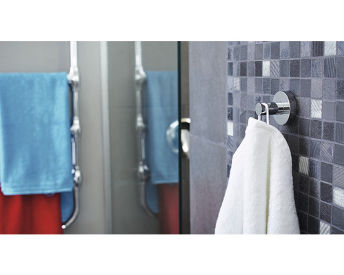 Badezimmer mit Handtuchhalter und Handtüchern an Mosaikwand