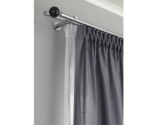 Gardinenstange aus Metall mit Gardinen und Vorhängen