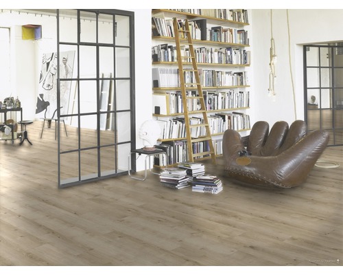 Heller Wohnraum mit Bücherregal, Leiter, Sessel in Handschuhform und Laminatboden