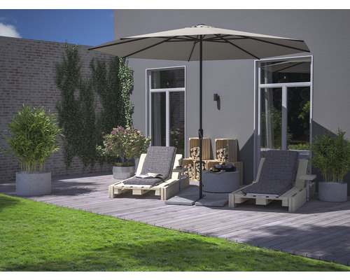 Terrassenszene mit zwei Holzliegen, Sonnenschirm, Beistelltisch und Dekoration auf Holzboden